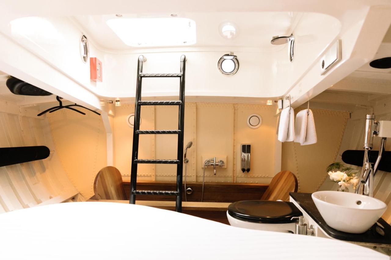 Reddingsboot Harlingen Boat Hotel Kültér fotó