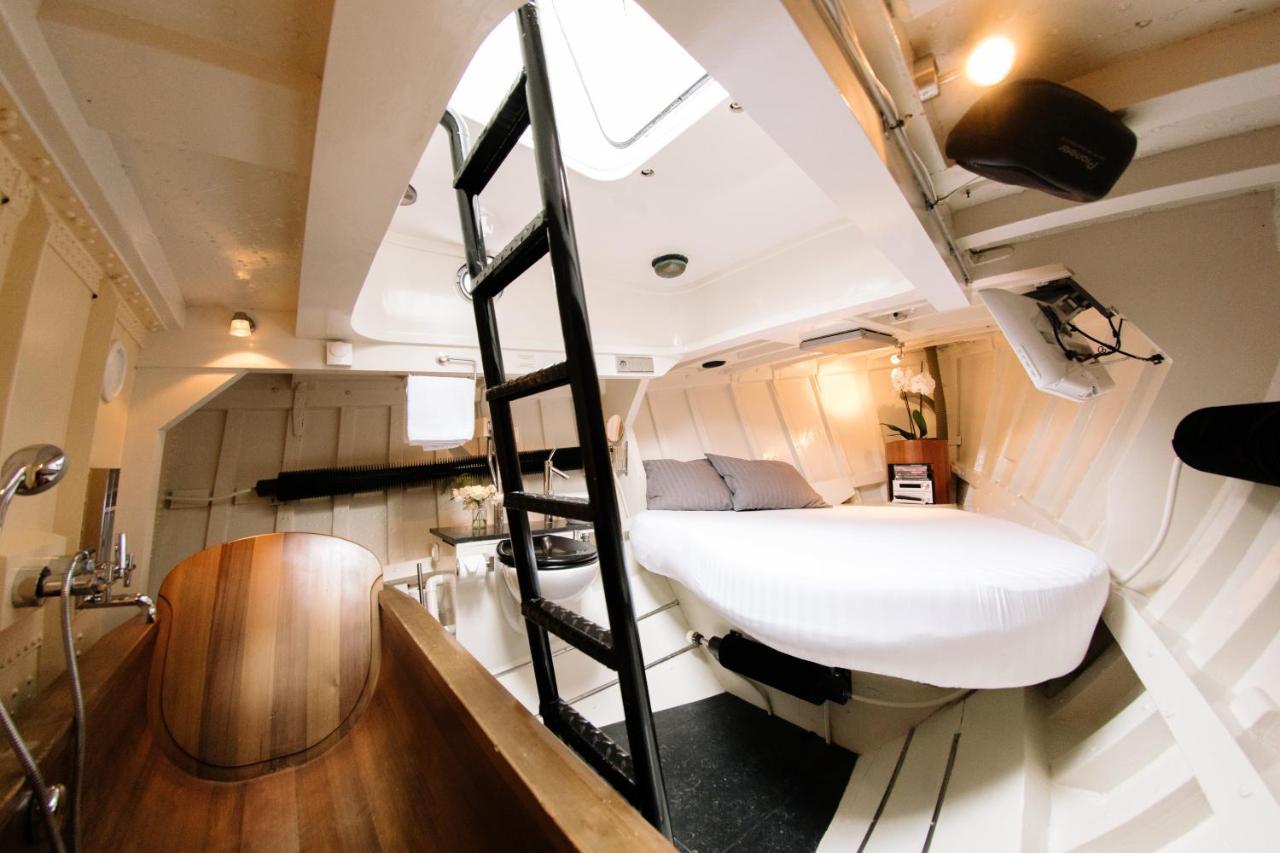 Reddingsboot Harlingen Boat Hotel Kültér fotó